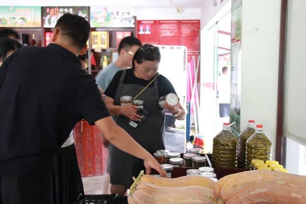 戶外拓展,自助燒烤,露營,會議團(tuán)體接待，團(tuán)建，